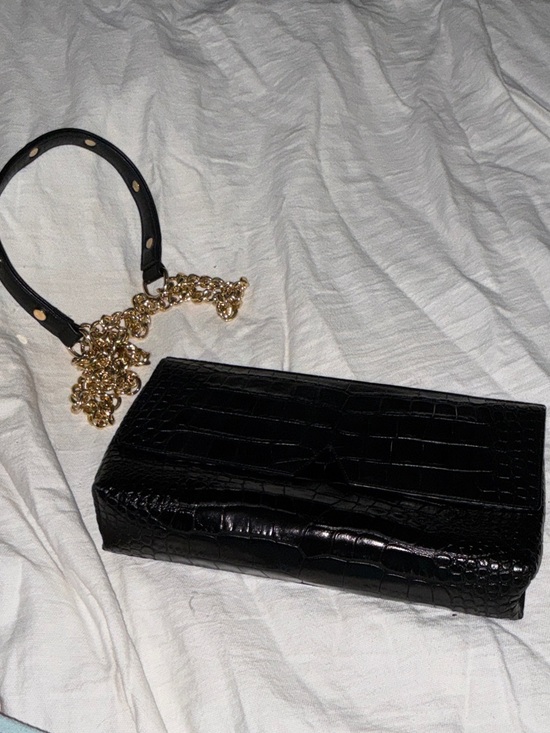 Vince Camuto Handbags - NWOTVince Camuto Black Croc-Embossed Shoulder Bag with Gold Chain Strap